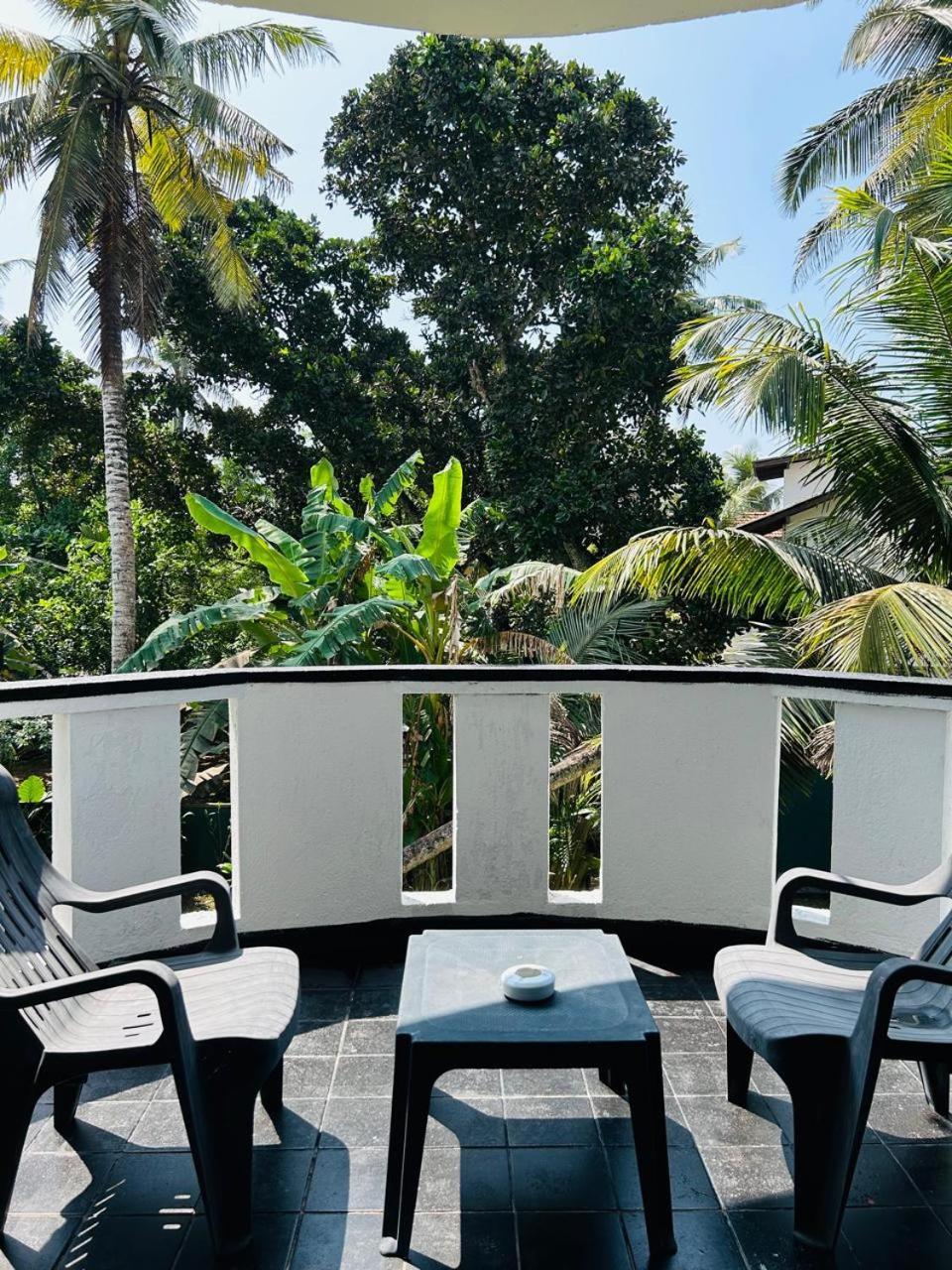 White House & Sea Food Restaurant Hostel Hikkaduwa Exterior photo