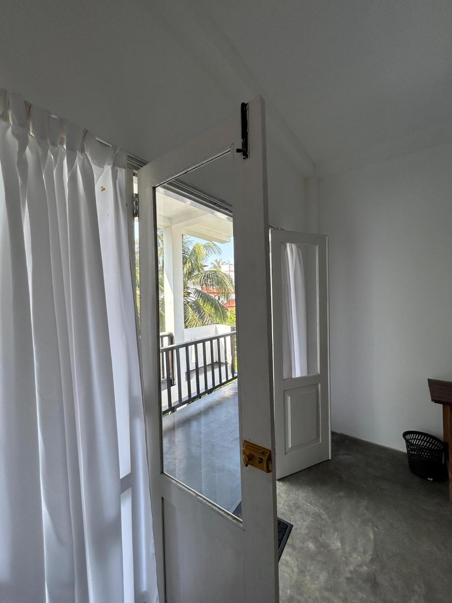 White House & Sea Food Restaurant Hostel Hikkaduwa Exterior photo