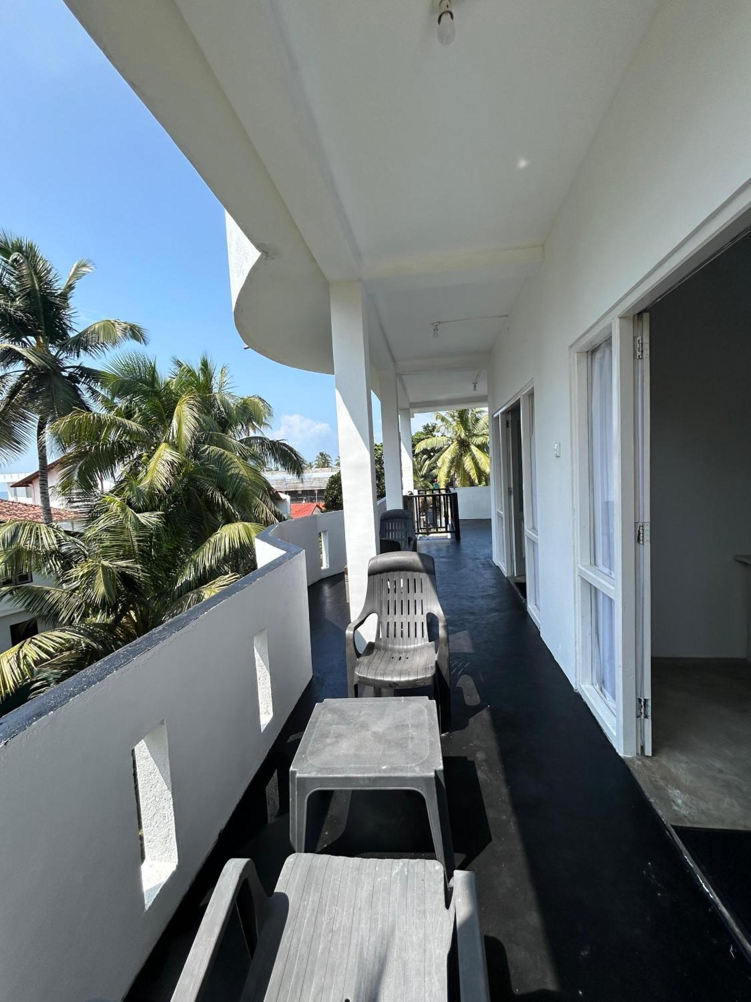 White House & Sea Food Restaurant Hostel Hikkaduwa Exterior photo