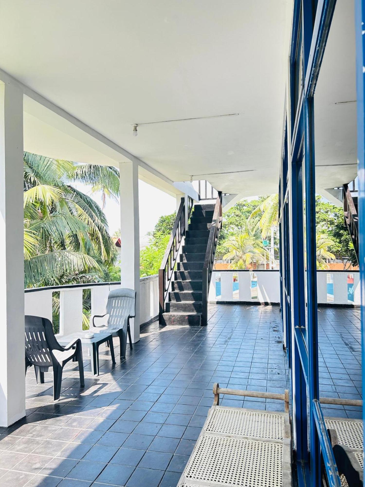 White House & Sea Food Restaurant Hostel Hikkaduwa Exterior photo